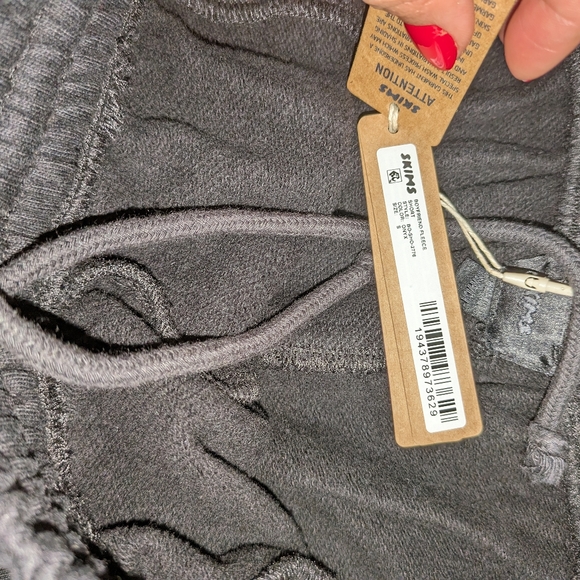 NWT SKIMS BOYFRIEND FLEECE SHORT IN ONYX - Picture 7 of 7